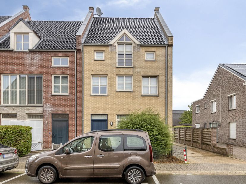 Verrassend ruime gezinswoning met 4 tot 5 slaapkamers in het centrum van Bree.<br />
Ontdek deze gezellige gezinswoning, rustig gelegen in een aangena