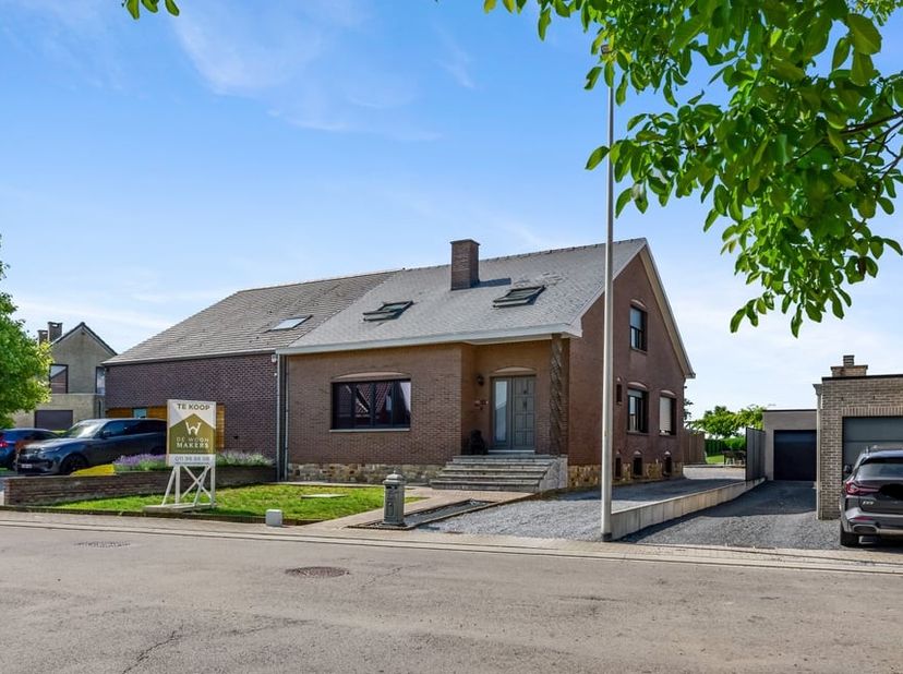 Deze verzorgde woning is gelegen aan de Lindestraat 17 in het landelijke Gingelom, een gemeente die gekend staat om haar rustige woonomgeving, uitgest