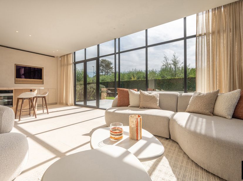 Charmante villa in authentieke Zoute-stijl, ideaal gelegen aan de rand van het Zoute, vlakbij de Royal Zoute Golf Club.<br />
Indeling: inkomhal met g