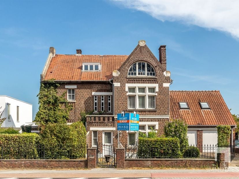 Te koop: statige voormalige schoolwoning met uniek karakter en uitzonderlijke mogelijkheden.<br />
<br />
Pal tegenover de dorpskerk van Kaggevinne