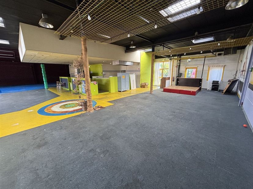 Bedrijfspand met toonzaal &amp; verschillende opslagruimtes<br />
Ligging: Perfect gelegen, vlakbij oprit E313 Geel west<br />
Indeling: Toonzaal, burelen