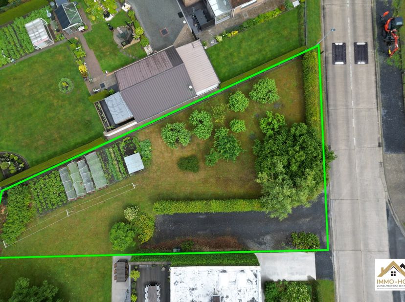 Prachtig gelegen bouwgrond voor een ruime halfopen bebouwing in een rustige en gegeerde woonomgeving van Oostakker. Dankzij de uitstekende ligging gen