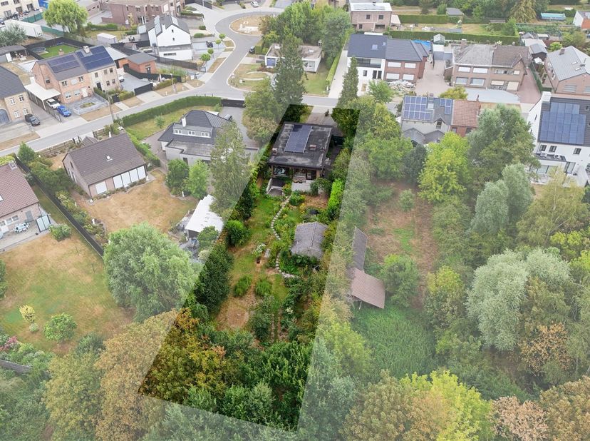 Gelijkvloerse open bebouwing met 3 slaapkamers in groene en residentiële woonomgeving<br />
<br />
Omgeving:<br />
+ Gelegen in een zeer rustige en