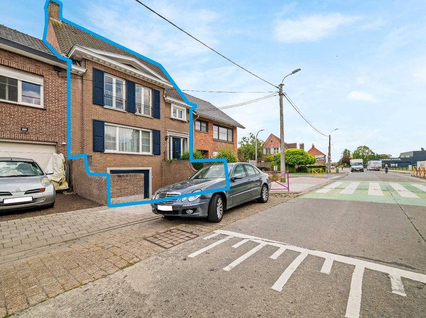 ROESELARE - STARTPRIJS – KARAKTERVOLLE herenwoning (4 à 5 slaapkamers, 240m² bewoonbare opp.) met GARAGE (voor 2 wagens) en TUIN. Tot. grondopp. 305m²