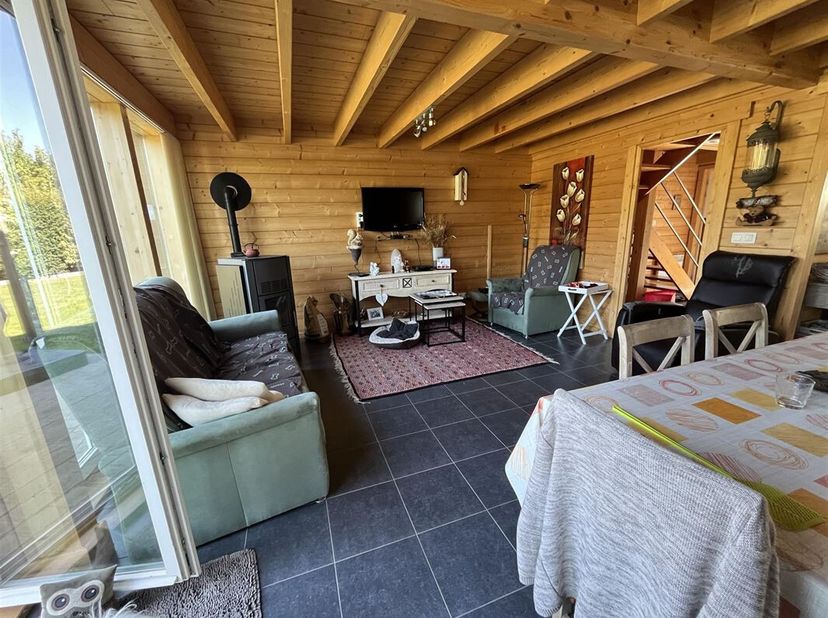 Prachtig huis met 3 voorgevels op 3 are van 74 centiares in een woonwijk aan de rand van het Lac de l'Eau d'Heure.<br />
De woning biedt ongeveer 90 m