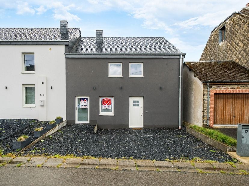 ERA BLUX biedt u dit in 2022 gerenoveerde huis aan, ideaal gelegen in Recogne, in de gemeente Bastogne. Deze recente woning biedt een moderne, lichte