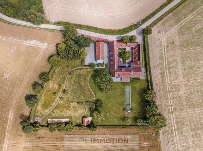 Deze, tot in de puntjes gerenoveerde vierkantshoeve, is gelegen in een unieke landschapstuin van 7200 m2.<br />
<br />
Te midden landbouwgebied en ope