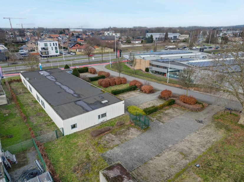 Op een strategische locatie in de industriezone van Sint-Truiden bevindt zich dit functioneel magazijn aan de Nijverheidslaan 5190. Dankzij de vlotte