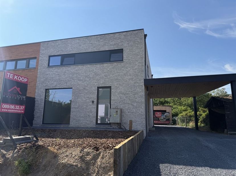 Stijlvolle nieuwbouwwoning met moderne architectuur, met kelder, garage en carport, in een rustige, groene omgeving<br />
<br />
Troeven<br />
- Ca