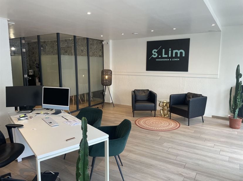Instapklaar handelspand of kantoorruimte in het centrum van Genk.<br />
<br />
Dit multifunctioneel handelspand van ca 75 m² werd enkele jaren geled