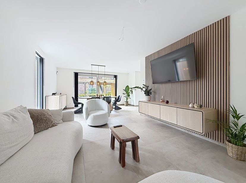 Bent u op zoek naar een moderne en energiezuinige woning in een rustige omgeving? Deze halfopen bebouwing in Bree biedt alle comfort voor aangenaam wo