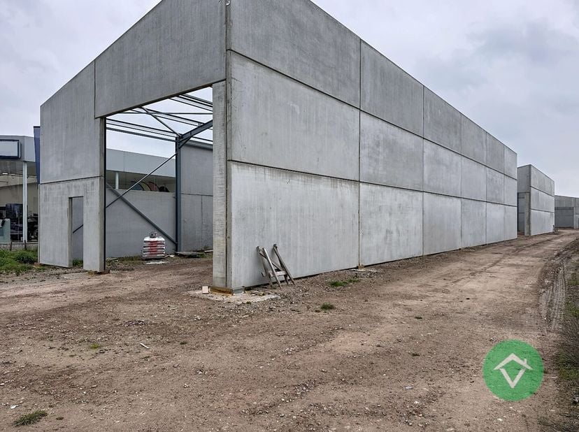 Nieuwe KMO-units te Roeselare, een modern en duurzaam bedrijventerrein bestaande uit 10 loodsen.<br />
In dit nieuwe KMO-park, *ARDOPOORT*, bieden wij