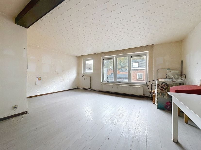 SOUS SOL COMMUN de ±62m² :<br />
- Hall de ±9m²/béton,<br />
- Chaufferie de ±25m²/béton,<br />
- Cave 1 de ±5m²/béton,<br />
- Cave 2 de ±3m²/béton,<