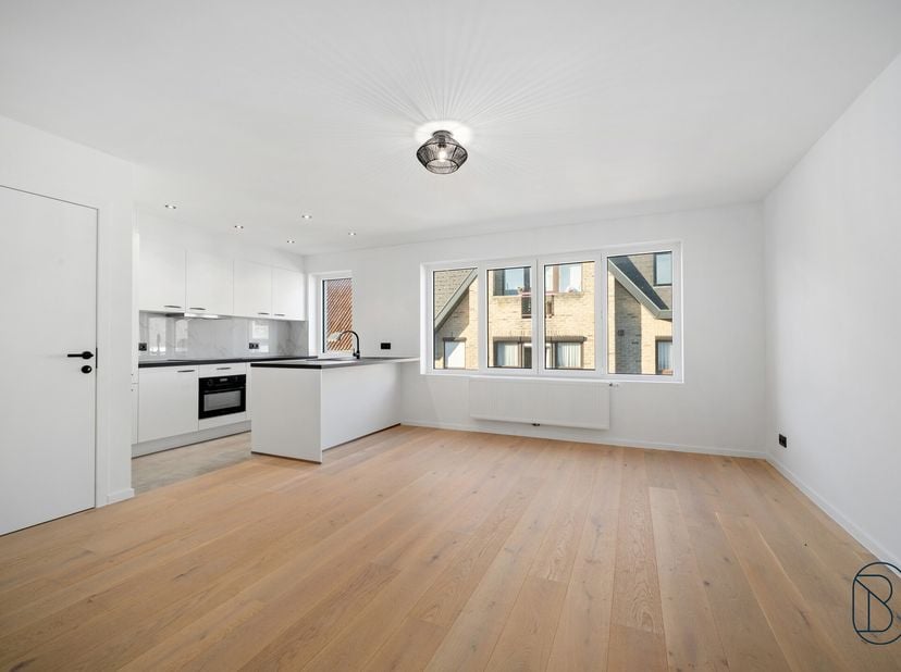 Découvrez cet appartement prêt à emménager à proximité du centre de Wevelgem. Il se compose d'un salon lumineux avec cuisine ouverte, de deux chambres