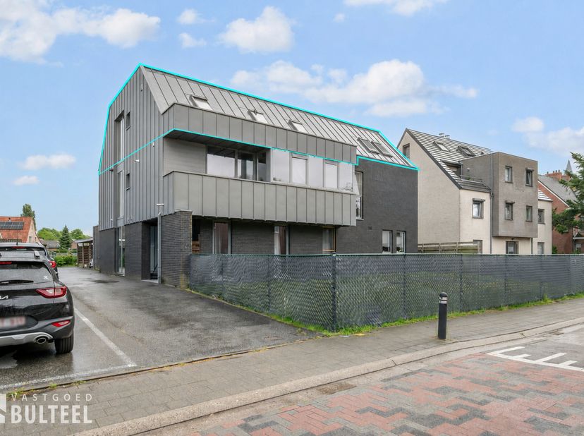 Dit ruim appartement is rustig gelegen en toch vlakbij de N70 en bestaat uit een inkomhal, een ruime living, een open keuken met toestellen, een badka