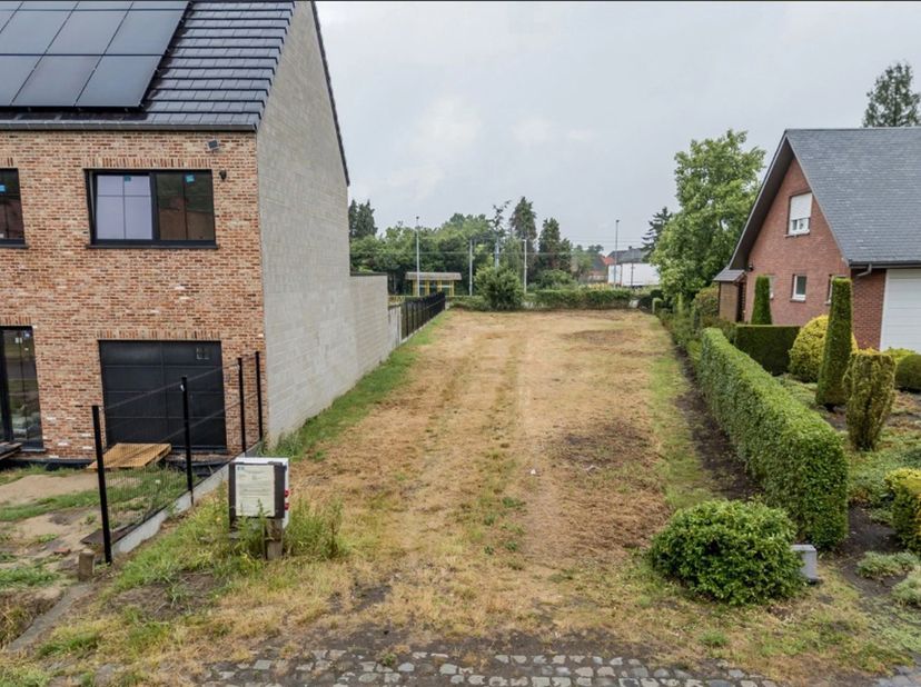 Gunstig gelegen in Booischot (Heist-Op-Den-Berg), in een rustige verkaveling nabij het centrum. Vlakbij het station. Er is tevens een vlotte verbindin