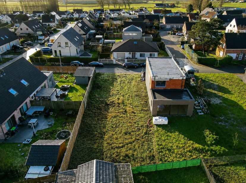 Rustig gelegen perceel bouwgrond van 487 m² voor halfopen bebouwing (koppelbouw). Ideaal voor het realiseren van een ruime gezinswoning met 2 bouwlage