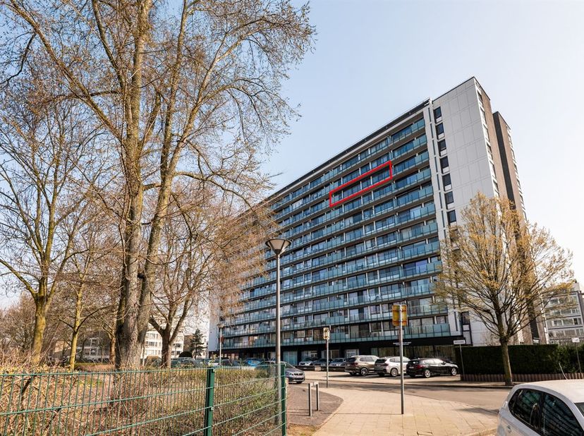 Ligging: Dit instapklaar appartement, te koop, is zeer gunstig en centraal gelegen op de gekende Lambrechtshoekenlaan. Verschillende scholen, winkels,