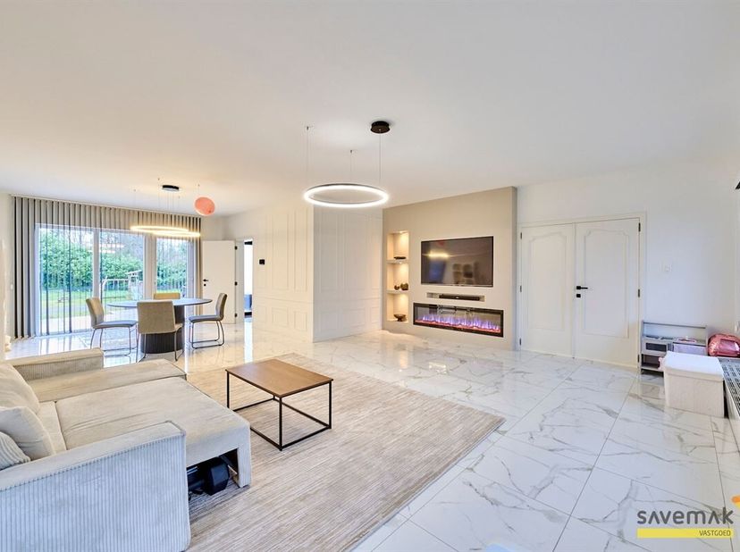 Villa rénovée magnifiquement située près des bois<br />
Cette propriété bénéficie d'un emplacement de choix. La villa a été largement rénovée et offre