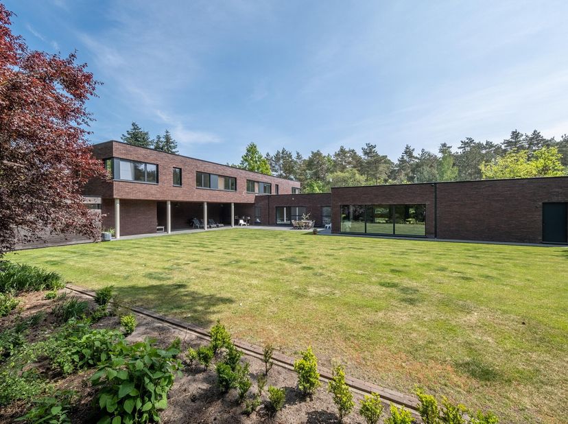Prachtige moderne villa (BEN-woning) in bosrijke en residentiële omgeving op perceel van 2.311 m². Mooie leefruimte, volledig ingerichte leefkeuken, z