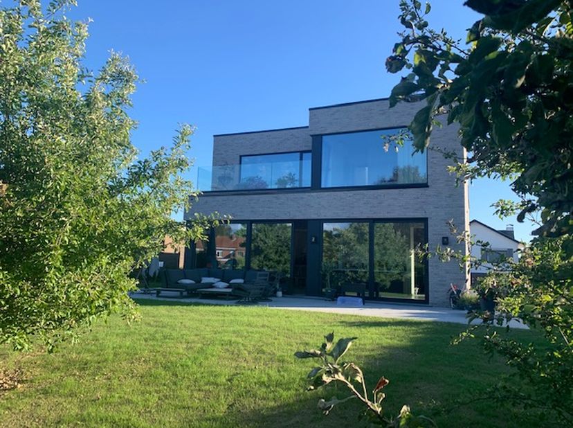 Prachtige en energiezuinige eigendom uitgerust met warmtepomp, vloerverwarming, zonnepanelen, zonnescreens, overal ledspots of verlichting van Delta L