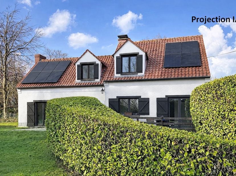 Située dans un quartier calme et résidentiel,<br />
proche de l'E411 (Namur/Bruxelles),<br />
nous vous présentons une AGREABLE VILLA A RENOVER<br />