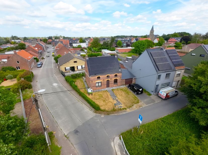 In Torhout stellen wij u met plezier dit karaktervolle renovatieproject voor, gelegen op een uitstekend bereikbare locatie. Deze eigendom biedt een un