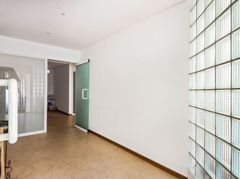 Espace de bureaux de 94 m² avec places de stationnement privatives au cœur de Lier<br />
Situé dans un emplacement central et facilement accessible, d
