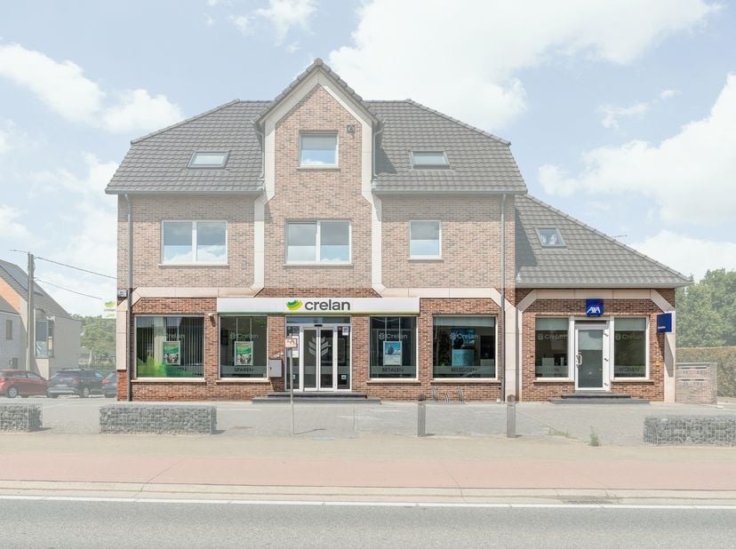 Strategisch gelegen in het hart van Riemst bevindt zich dit ruime handelspand met maar liefst 272m2 commerciële oppervlakte, aangevuld met extra opsla