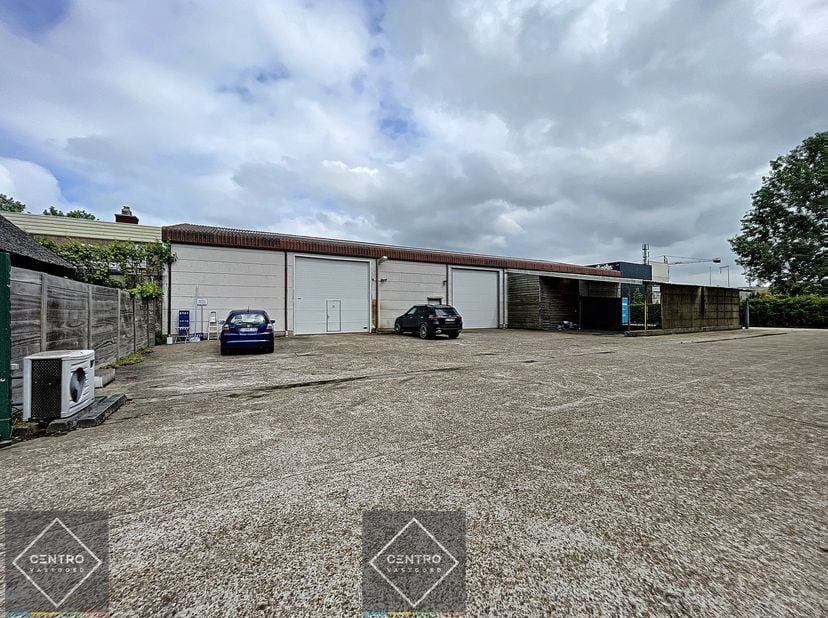 Ruime woning + magazijn (270m2) op KMO-grond te Knokke-Heist!<br />
<br />
INDELING:<br />
WONING:<br />
Gelijkvloers:<br />
Ruime&amp;nbsp;inkomhal - afz