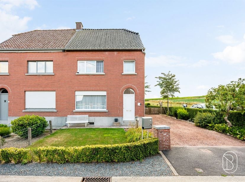 Charmante gezinswoning met grote tuin en prachtig open zicht in Lierde.<br />
<br />
Leuke gezinswoning op een prachtige, rustige ligging in het gro