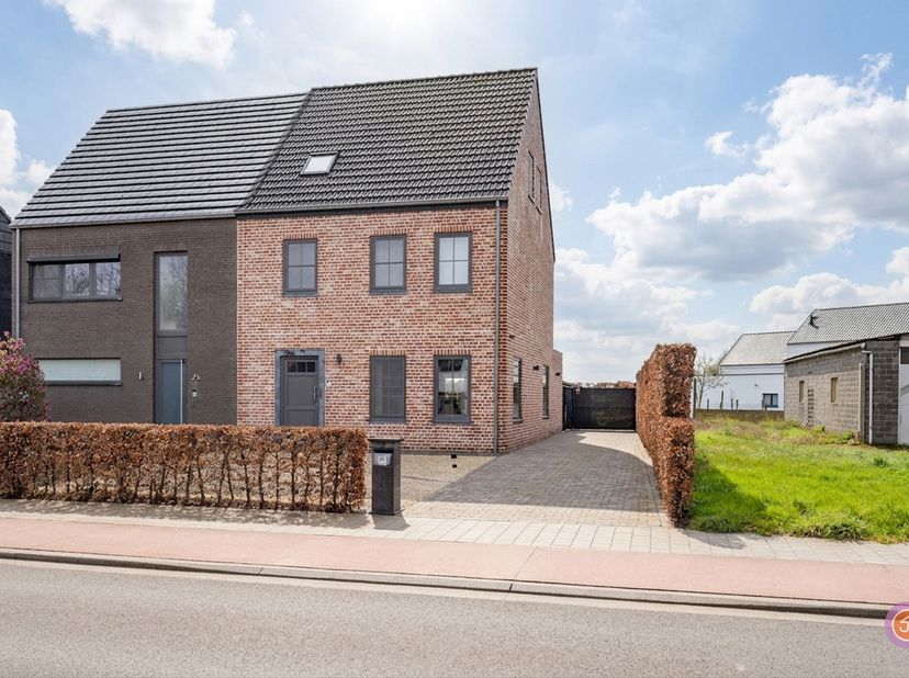 Vandaag nemen we je mee naar Puurs, een rustige en aangename woonomgeving waar comfort en bereikbaarheid mooi samenkomen. Deze locatie biedt het beste