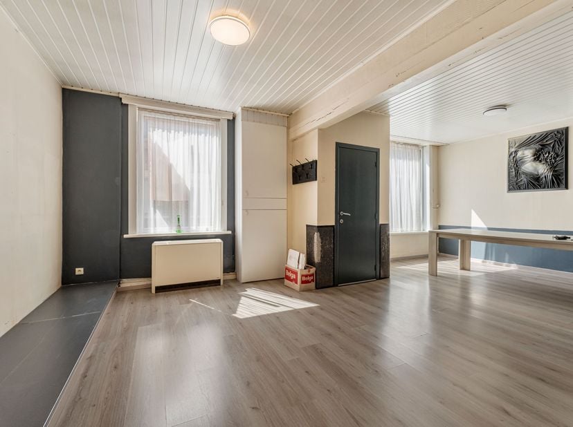 Deze op te frissen woning met zijdelingse berging/garage en tuin met tuinberging is gelegen in de dorpskern van Vleteren.<br />
We betreden de woning