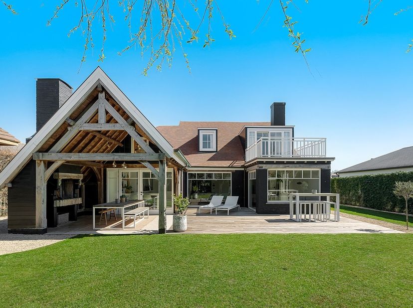 Alleenstaande villa, volledig gerenoveerd in 2019-2020, gelegen op een rustige locatie nabij de molen van Ramskapelle (Knokke-Heist). Een bijzonder sf