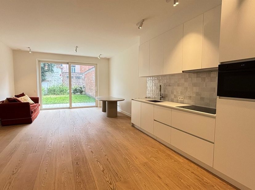 Ce bel appartement est situé dans un immeuble récent dans la rue Van Arteveldestraat au centre d'Anvers. L'emplacement est super central entre De Coni