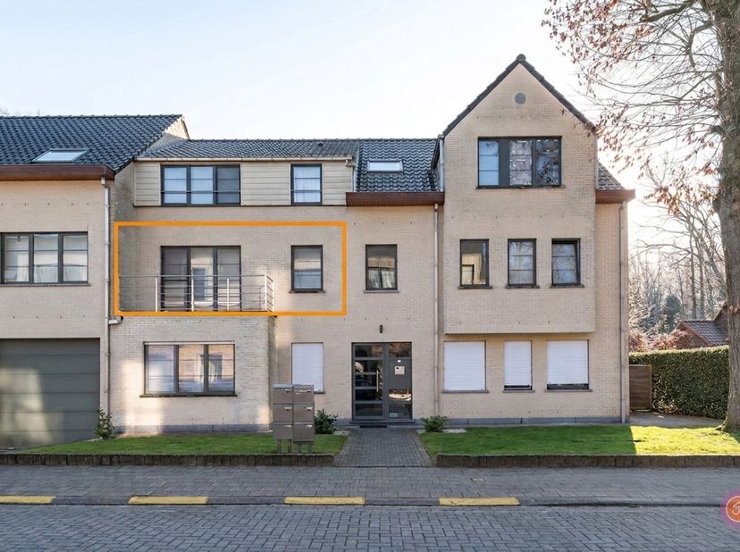 In het hartje van Bornem vinden we dit verzorgde appartement terug op een uitstekende locatie. <br />
Dankzij de uitstekende ligging geniet je van een
