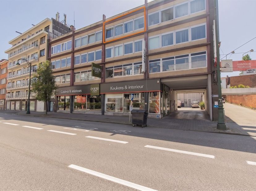 Ideaal gelegen aan de Keizer Karellaan, op wandelafstand van winkels, scholen, openbaar vervoer en belangrijke invalswegen, bevindt dit aangename appa