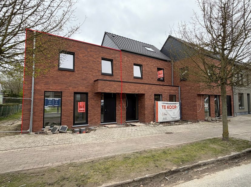 Deze moderne nieuwbouwwoning combineert comfort, kwaliteit en een doordachte indeling.<br />
Op het gelijkvloers verwelkomt een ruime inkomhal met gas