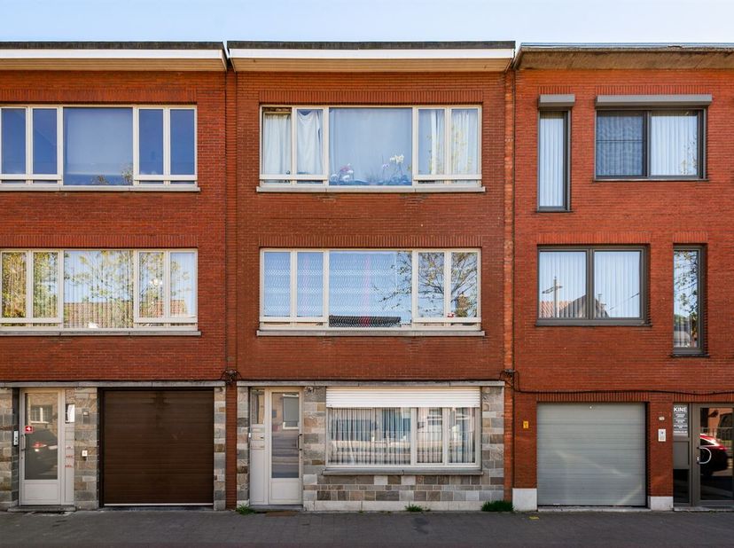 Ruim appartement (93m²) voorzien van twee ruime slaapkamer en garage verplicht bij aan te kopen t.w.v. € 25.000 biedt tal van mogelijkheden voor start