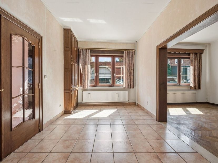 Dit gebouw bestaat uit 1 rijwoning en 2 appartementen en is goed gelegen in het centrum van Hoegaarden. Het gebouw werd in de jaren '90 gerenoveerd. D