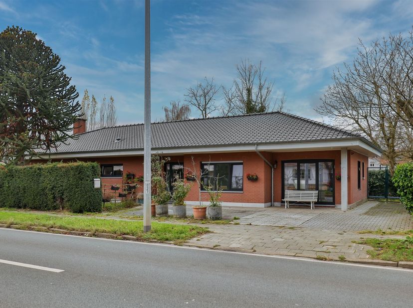 Deze instapklare, volledig gemoderniseerde villa(alles vernieuwd in 2020!) combineert een uiterst praktische indeling met een stijlvolle afwerking en
