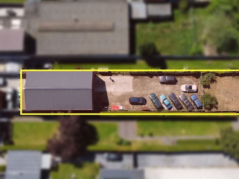 Deze proper verzorgde en goed gelegen loods met betonnen vloer van 20cm ligt op 6a 11ca en heeft zelf een oppervlakte van 173 m2. Aan de loods is er o