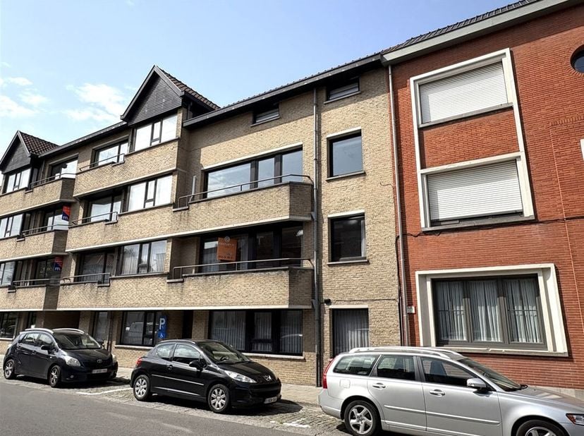 Gezellig en lichtrijk appartement nabij Kortrijk weide!<br />
Inkom met apart toilet, ruime woonkamer, open keuken met berging, twee slaapkamers en ba