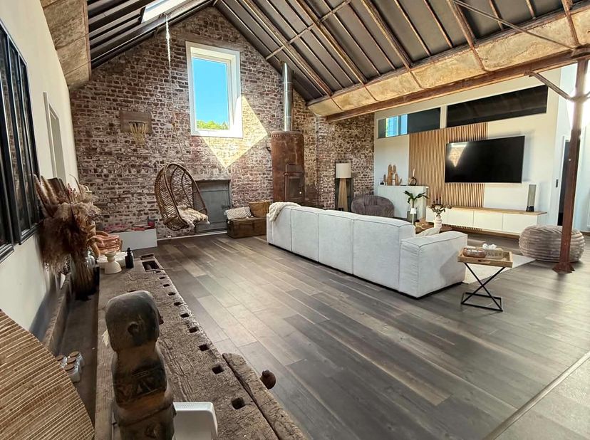 BIEDEN VANAF € 499.000<br />
Elk bod is onderworpen aan de aanvaarding door de verkoper.<br />
<br />
UITZONDERLIJKE INDUSTRIËLE LOFT • 238 M² • EPC B