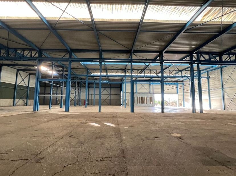 Unité PME de 1 000 m² à louer, au sein d'un site d'une superficie totale disponible de 10 000 m², divisible à partir de 300 m² par unité.<br />
Situé