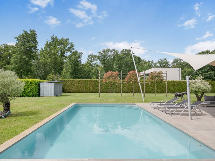 Exclusieve recente villa met verwarmd zwembad, vier garages en inclusief bouwgrond van 10a in een groene omgeving<br />
<br />
In een rustige doodlope