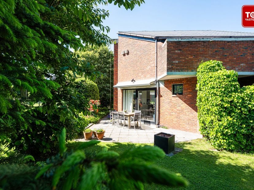 Deze woning is gelegen in een rustige straat met veel groen, met haar verrassende indeling, grote raampartijen, prachtige lichtinval en doordachte arc