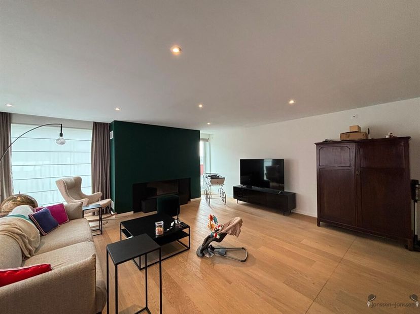 In de Colonel Silvertopstraat 25 in Boom vindt u dit ruim luxueus appartement van 185m² met prachtige afwerking en royaal terras van 112m².<br />
Via