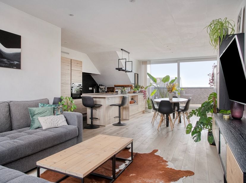 In de Torhoutstraat in het centrum van Kortemark, bevindt zich dit modern appartement (incl. autostaanplaats)&amp;nbsp;met 2 slaapkamers en een ruim terra