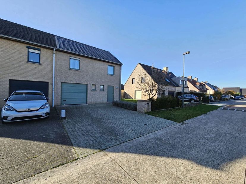 Deze instapklare woning ligt net buiten het centrum van Aalter en combineert een rustige ligging met een uitstekende bereikbaarheid. Op minder dan 5 m